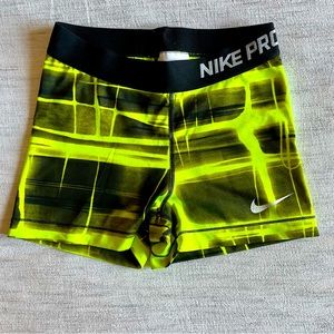 Nike Pro 3 inch Printed Short Volt (black/yellow) | Size Small